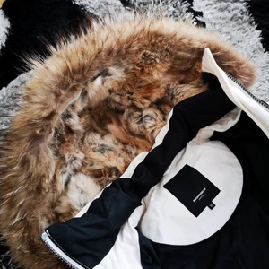 Rockandblue Arctica VIT - SÄLJER min min vinterjacka då den inte kommer till användning samt är för stor, jackan är i väldigt bra skick har använts en vinter 2 år sen. Och sen dess tyvärr legat i garderoben. Jackans päls är även om ny väldigt omskött så att den håller sin form samt fluffig het