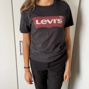 Levis - Säljer denna svarta Levis t-shirt då den ej kommer till användning! Använd fåtal gånger är i storlek xxs men är i samma passform som xs  Nypris: 299kr 