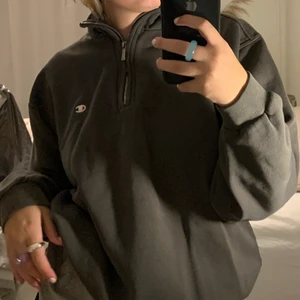 Zip hoodie - Snygg zip hoodie från champion, den e använd men i jättebra skick fortfarande. Hör av er om ni har frågor, frakt tillkommer