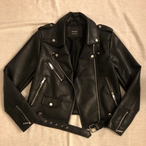 Jacka i skinneffekt  - Skinnjacka som köptes in förra året från Pull & Bear men som endast kommit till användning vid ett tillfälle och är av den anledningen i nyskick. Jackan är liten i storleken och passar någon i som vanligtvis bär storleken S (för att den ska sitta som på sista bilden). Spårbar frakt via postnord ingår och jackan finns kvar tills den är markerad som ”såld”. Hör av er vid frågor och funderingar🤎