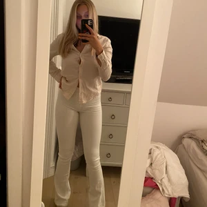 Vita botcut jeans💖🌸 - Säljer dessa dina jeans från bikbok, storlek xs💖⚡️