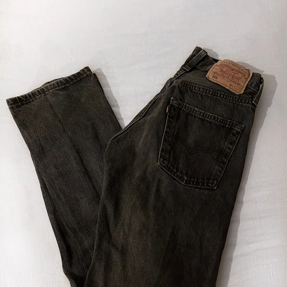 Vintage Levis i modellen 501. Bekväma byxor utan större skador eller fläckar. Hör gärna av er för flera frågor! . Jeans & Byxor.