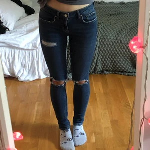 mörkblåa lågmidjade jeans! - helt felfria jeans med hål på knäna🌼 