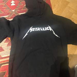 En metallica hoodie som jag använt Max 5 gånger