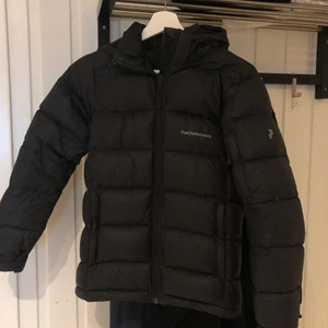 Peak performance jacka - Svart peak jacka, relativit bra skick har en reva på armen som syns på bild 2. Frakt ingår