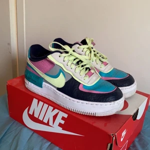 Nike af1 shadow - Säljer nu mina nike af1 shadow i storlek 39 då dem ej kommer till användning. Helt slutsålda och använda ca 5 gånger.