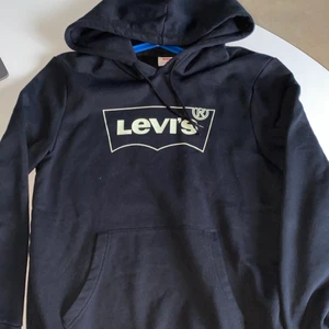 Levis hoodie - Levis hoodie, märket lyser i mörkret. Nästintill oanvänd och i väldigt bra skick  