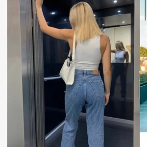 Jeans - Säljer dessa nästintill oanvända jeans från monki i utmärkt skick! Köpta för 400kr