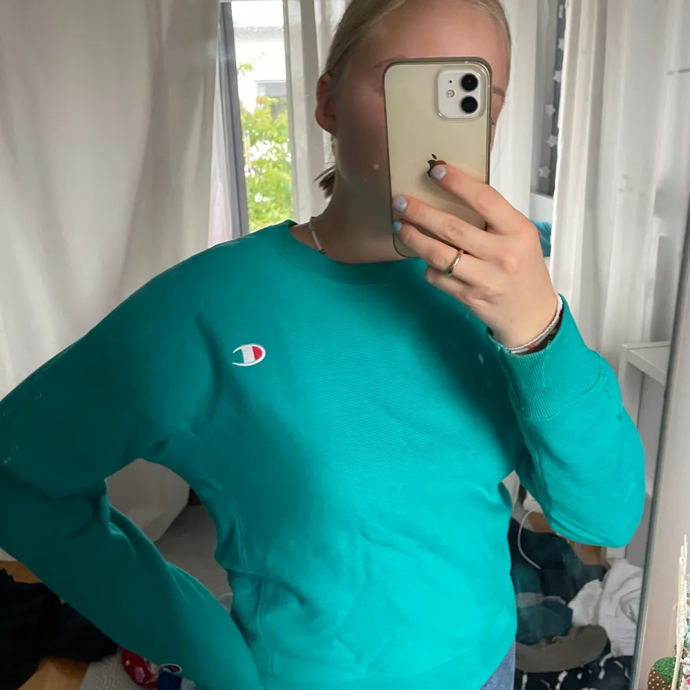 Mysig sweatshirt från champion, står xs I men jag tycker den passar både XS, S & M. Liten väldigt osynlig fläck på magen (bild 3).. Tröjor & Koftor.