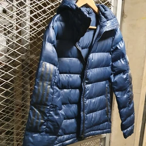 Akta Adidas puffer jacka  - I mycket bra skick och passar xs_s.användade en gång. Finns fler bilder men jag provar inte is den är små
