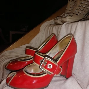Dolce&Gabbana vintage högklackat strl 36 - Röda högklackat med söta spännen. Vintage högklackat. I gott skick. Storlek 36. Köparen betalar frakten. 
