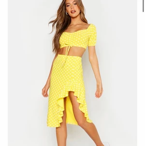 matchande set - Matchande set med både kjol och topp ifrån boohoo, stl 34. Säljs i mycket bra skick, endast använd 1 gång. Pris: 200kr för båda delarna 