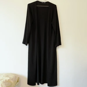 Lång svart kofta  - Lång svart kofta i bomull. Ingen knäppning och perfekt kalla höstkvällar.