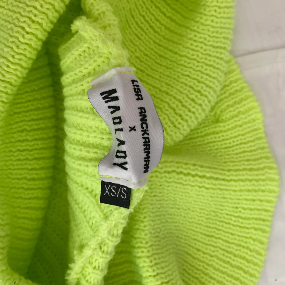Säljer min neonfärgade stickade klänning från Lisa Anckarman’s kollektion tillsammans med Madlady ⚡️💕 Den är aldrig använd, den har hängt här hemma i garderoben men nu kanske den kan göra mer nytta för någon annan! Den är i storlek XS/S. Nypris: 399kr, mitt pris: 199kr + frakt 🥰. Klänningar.