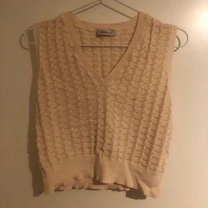 Väst - Beige/krämvit väst, storlek onezize men skulle säga att den sitter som en S, köpare står för frakt:)