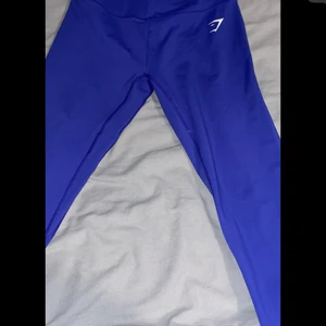 Tränings tajts - Träningstajts från gym shark, knappt använda men en slitning vid midjan som inte syns.