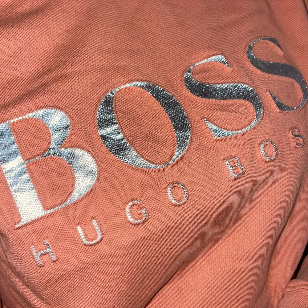 Äkta hugo boss sweatshirt, köpt i ROOM1006 i Emporia för 999kr. Vet inte om jag har kvar kvittot men kan kolla. Hade kunnat tänka mig att byta mot en exakt likadan modell i annan färg. . Toppar.