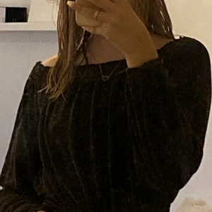 En svart lång ärmad tröja!!  - En svart tröja från h&m. Lite små guld prickar på tröjan. 