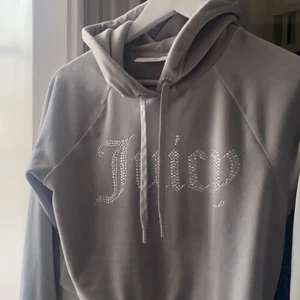 Juicy couture hoodie  - Äkta Hoodie från Juicy Couture använd fåtal gånger, strl s. Har även byxorna till! hoodien för 499kr eller hela settet för paketpris 💘