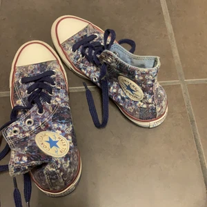 Converse  - Blommiga blå Converse i mycket fint skick och knappt använda☺️