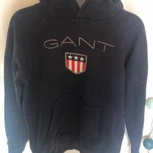 Gant hoodie stl 134-140 - Ungefär 2 år gammal och har lite fläckar på armen men inget jättetydligt