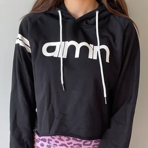 Hoodie - Aimn hoodie som funkar lika bra till vardags som träning, tröjan är endast andvänd några få gånger. Köparen står för frakten :) nypris 600kr