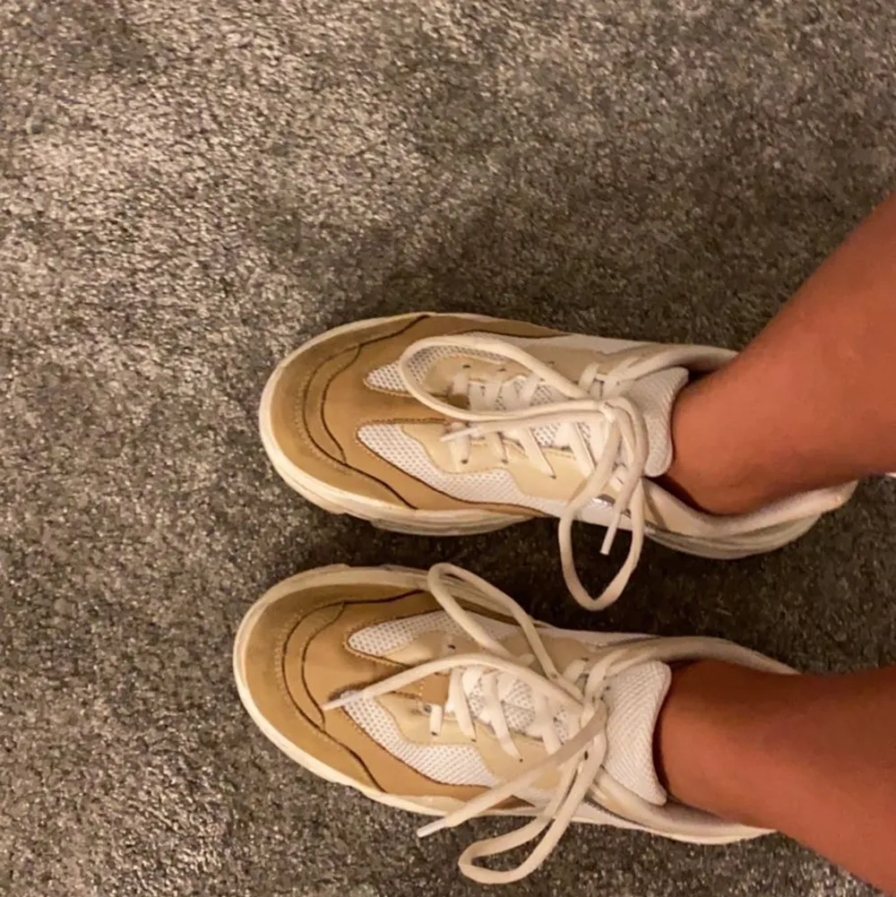 Ett par jötte fina skor som är vita beiga o lite bruna i strl 41 som jag önska att jag fig kunde använda men dem passar inte längre 🥰. Skor.