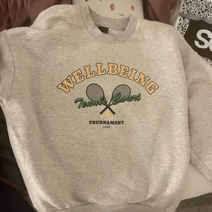 Tröja  - Tröja från Gina. Använd några gånger. Är lite sminkflläck på kragen som nog går bort men någon tvättborttagning vid tvätt. 