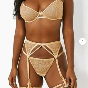 Set  - Oanvänt set (3 delar) från lounge. Inte kommit till användning.  Jag ligger mellan B-C på BH och har C i deras. Trosorna passar S-M. Nypris ligger på 750-950. Tagit bort lapparna men dom är inte ens testade 