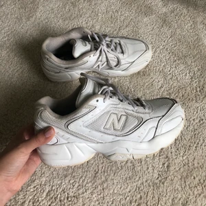 New Balance 452 - Intressekoll! Ett par beige/vita New Balance 452:or. Använda med i bra skick. Vill du ha fler bilder på skicket så är det bara att höra av sig!
