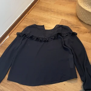 Blus ifrån only i storlek 34 - En blus ifrån only. Använd 1 gång. Har knappar på sidorna av armarna vid handleden. Mörkblå färg 