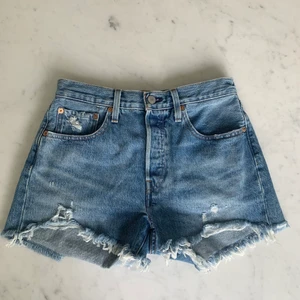 Levi’s shorts  - Shorts från Levis som är använda ett fåtal gånger och i fint skick. Modell 501. Köparen står för frakt 