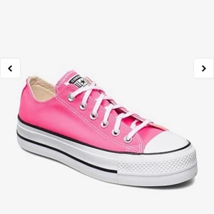 Rosa Converse - Så coola rosa converse! Är i storlek 39 men passar mer som 38! Är i bra skick, endast använda en eller två gånger💕 Köpare står för frakt