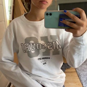 collegetröja  - tröja från boohoo storlek xs men sitter som en s. 💕🧚🏼‍♀️