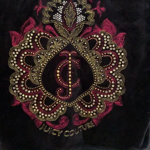 Tröja från juicy couture🎉 - Skön o snygg zip-tröja från juicy couture🎉köpt för ex antal år sedan men endast använd ett antal gånger. Alla diamanter är kvar och printet har inga defekter alls! Storeleken är 14 i ”barnstorlekar” men passar mig som är s/xs