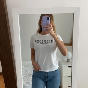 Tommy Hilfinger i storlek Xs  - Jättefin T-shirt från Hilfinger som knappt har blivit använd. Den är helt äkta! Den passar även för dem som har storlek S och originalpriset är 300kr. Köparen står för frakten! 