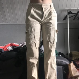 Baggy beiga byxor - Säljer dessa för dom har aldrig kommit till användning. Så dom är nyskick. Dom sitter highwaisted och har superbra fickor som har stor plats