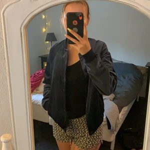 Jacka  - Bomberjacka i mörkblå samet oanvänd och väldigt fin.