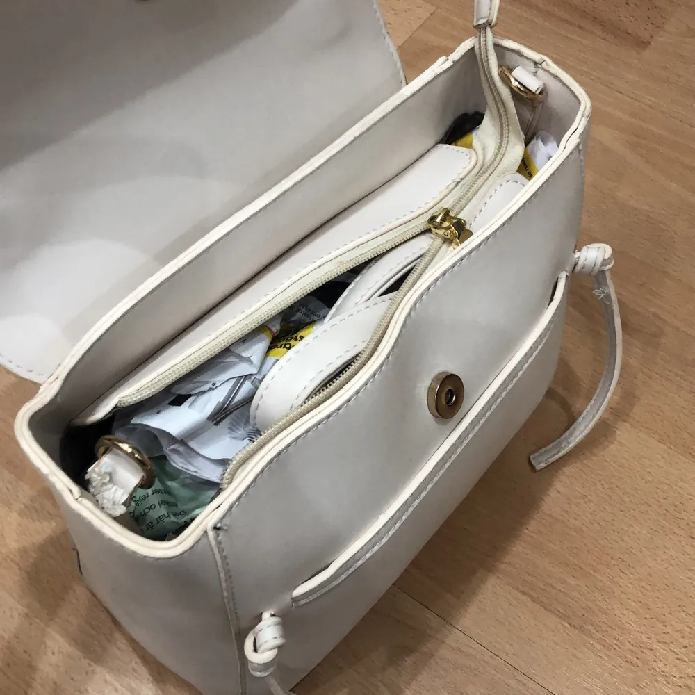 Säljer en super fin enkel vardags väska som passar till allt och är i färgen ”kräm vit”.  Ett längre band medföljer också.. Väskor.