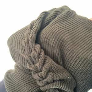 Stickad tröja  - Mörkgrön stickad tröja med flätade armar från hm, knappt använd! Köparen står för frakt💗
