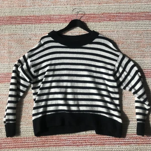 Skön stickad tröja✨ - En svart och vit randig stickad tröja som inte sticks det minsta! 