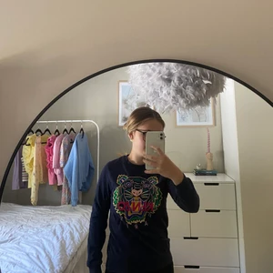 kenzo tröja - en marinblå kenzo tröja som inte andvänds längre, tröjan är i jättebra skick, nypris runt 1000 kr, säljer nu för 250 :) I storlek 152, men passar mig som i valinga fall har XSS/XS i tröjor 💕 