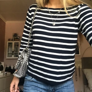 Randig tröja - Fin marinblå/vit randig stickad tunn tröja, från Åhléns i storlek Xs men passar även mig som har S⚡️🤍 150kr+frakt :) 