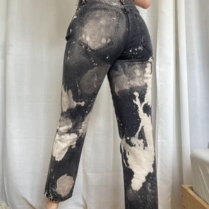 Blekta byxor  - Byxor jag köpt från carlings i modellen skate. Hemmablekta och i storlek S🥰