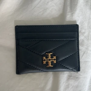Tory burch korthållare - Säljer den här helt oanvända tory burch plånbok, nypris 1300kr, säljer för att jag inte riktigt har någon användning för den💕🌸 kan mötas i Göteborg🤗
