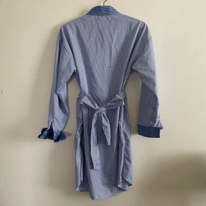 Skjort klänning - Oanvänd! Passar mig som är 36/S men går absolut att bära om man är M, klänningen blir bara tajtare och kortare 