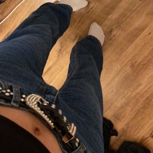 blå jeans  - blåa baggy jeans, jag är 172 och dom sitter perfekt på mig