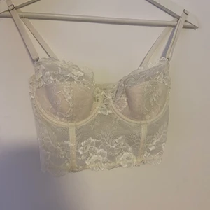 Vit korsett  - INTRESSEKOLL på min vita lana Lace corset från Urban outfitters. Jag köpte min i nyskick på plick men har inte fått så mycket användning av den tyvärr trots att den är så fin! Den är slutsåld på UOs hemsida. Jag vet inte om jag vill sälja den men kollar om folk är intresserade. Kan lägga upp egna bilder när jag kommer hem🥰 Den är strl M men passar mig som har S.