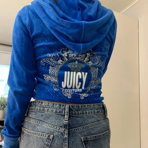 Juicy Couture kofta - En blå vintage kofta från Juicy Couture. Liten defekt där fram. ❗️BUD på 350 inklusive Frakt❗️