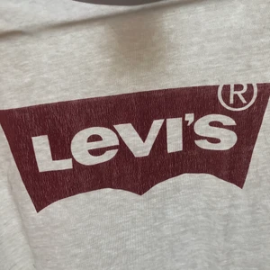 Levis tröja💓 - !!SÄLJER BILLIGT PGA SLITEN!! Denna tröja köpte jag secondhand början av 2021. Jätte fin det ända är då trycket som är lite slitet💓